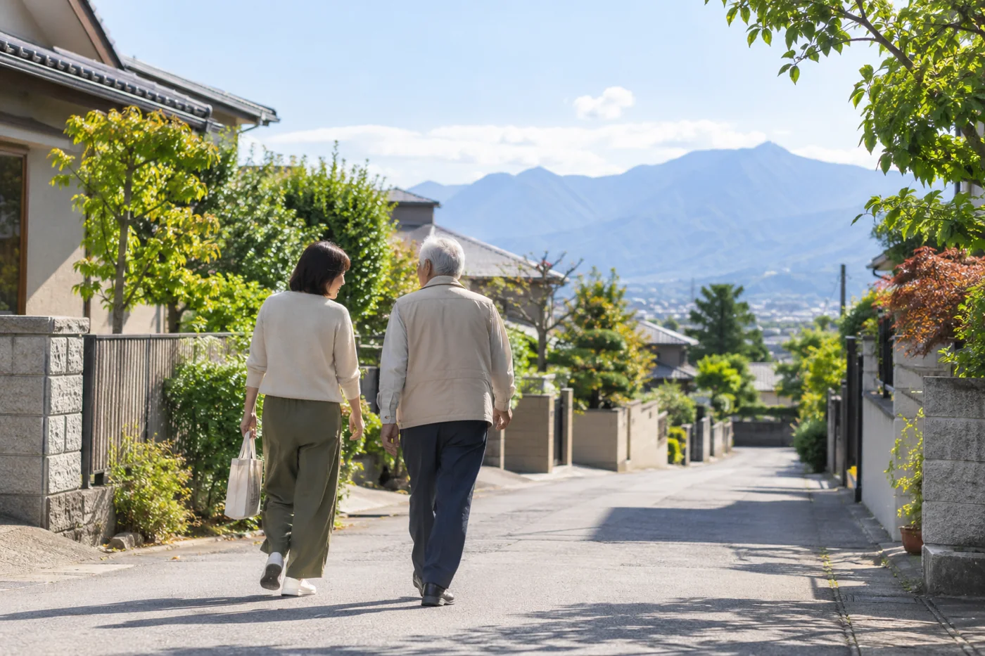 住宅街を歩く人（イメージ）